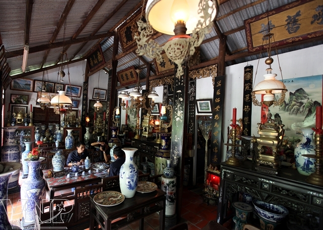 Một người Việt c&oacute; h&agrave;ng ngh&igrave;n đồ đồng, đồ sứ